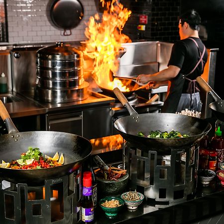Qt皇后镇酒店 外观 照片 A wok being used in a restaurant kitchen