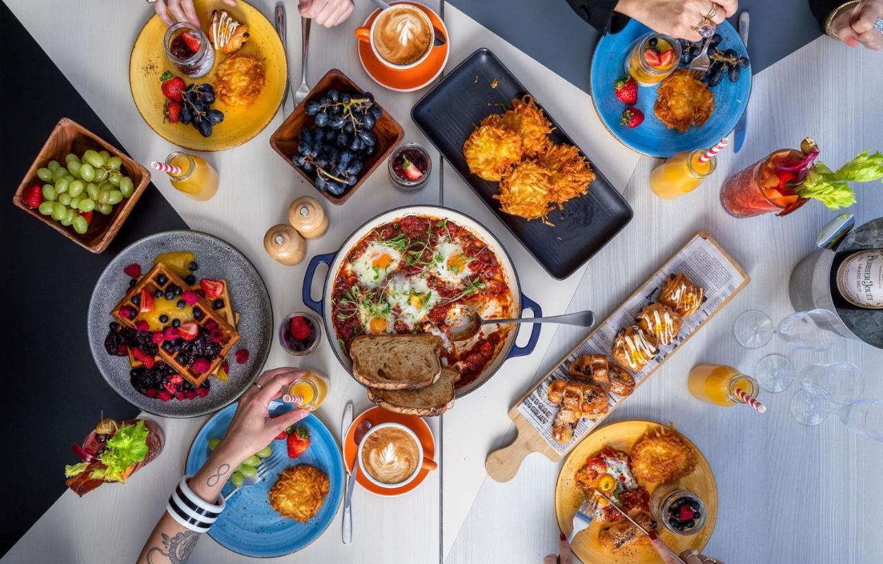 Qt皇后镇酒店 外观 照片 A breakfast buffet at a hotel