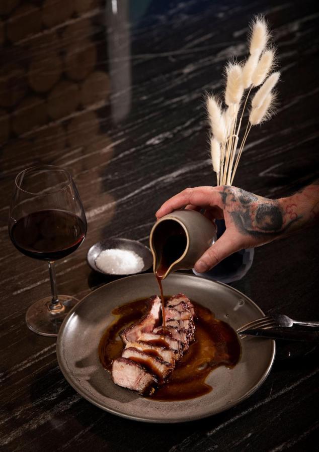 Qt皇后镇酒店 外观 照片 A chef seasoning a dish