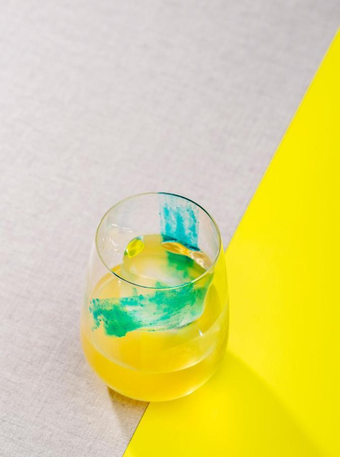 Qt皇后镇酒店 外观 照片 A glass of yellow and blue paint