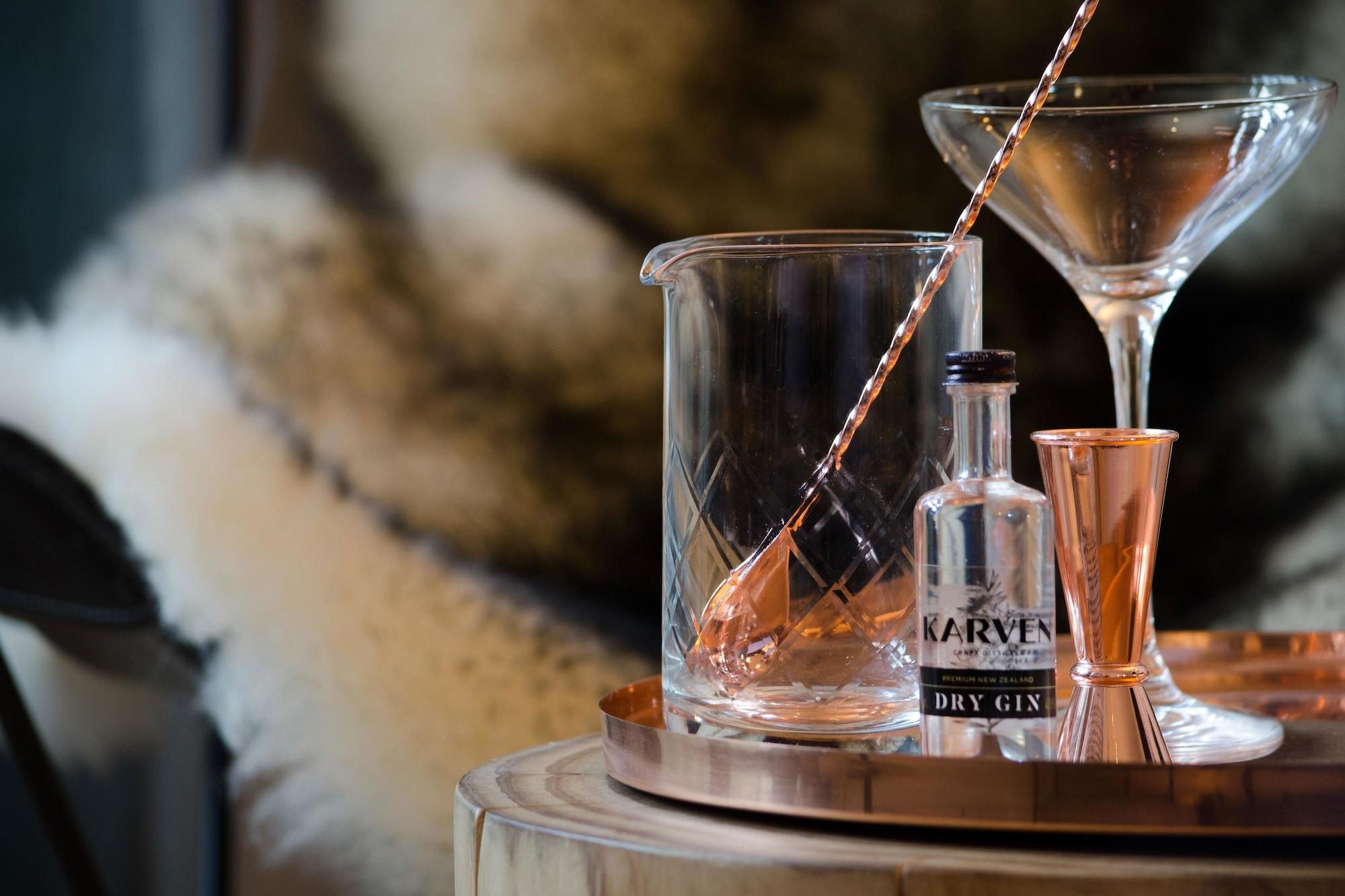 Qt皇后镇酒店 外观 照片 A dry martini being stirred