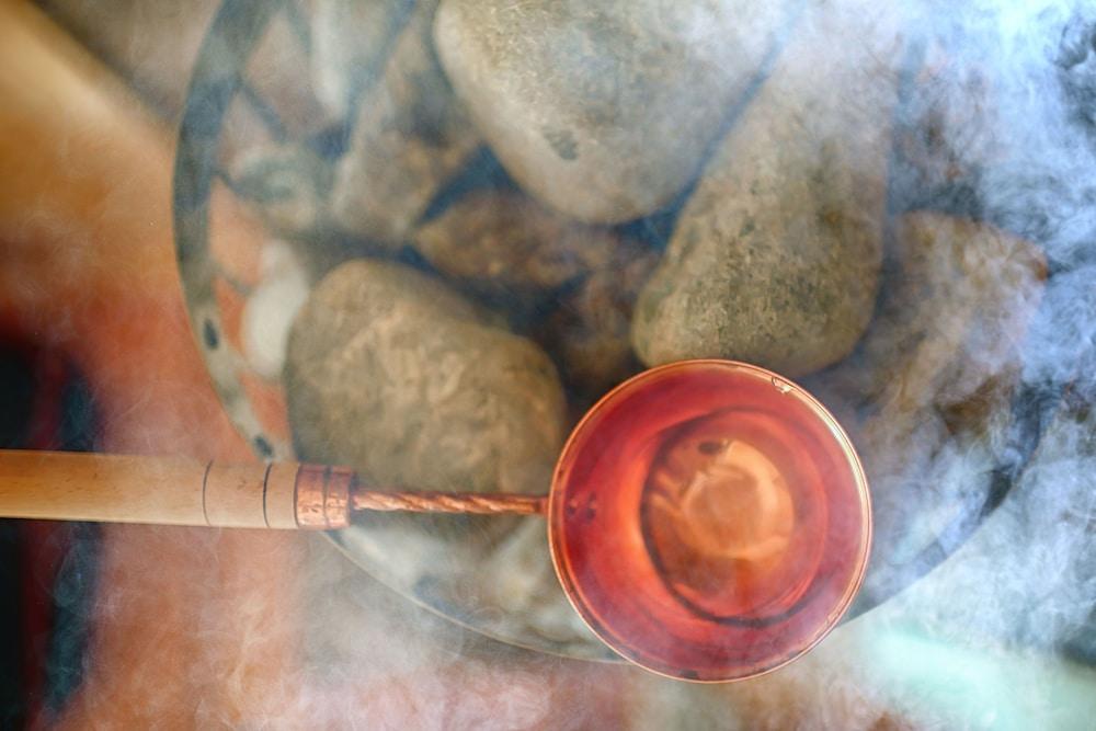 Qt皇后镇酒店 外观 照片 A copper ladle