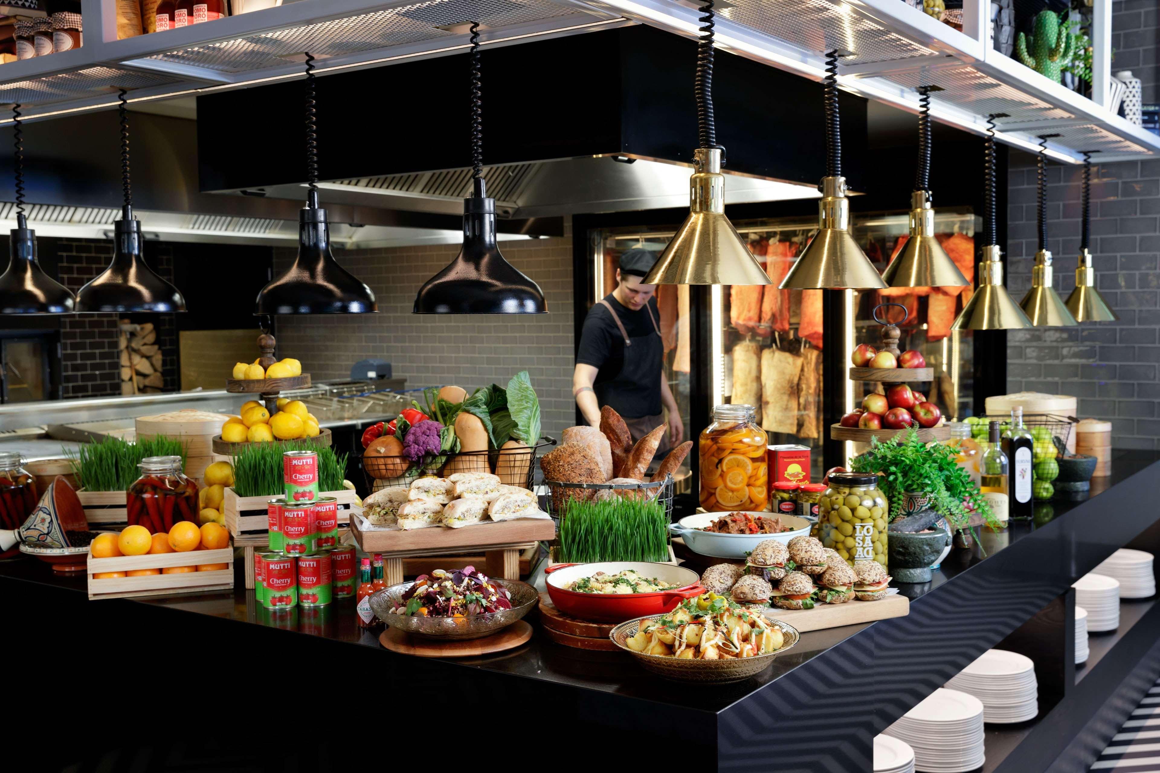 Qt皇后镇酒店 外观 照片 A buffet at a restaurant
