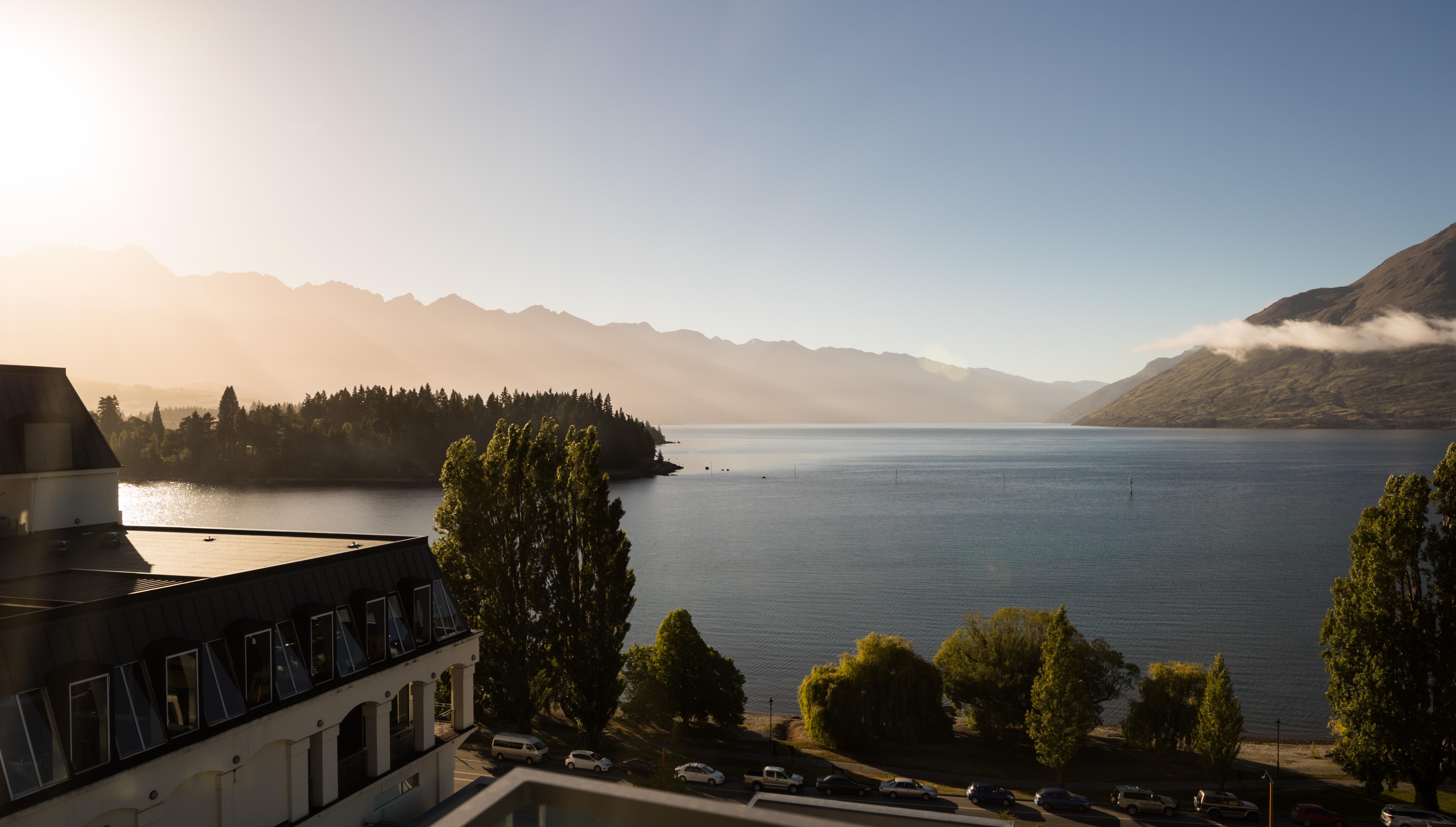 Qt皇后镇酒店 外观 照片 View of Lake Wakatipu from Queenstown