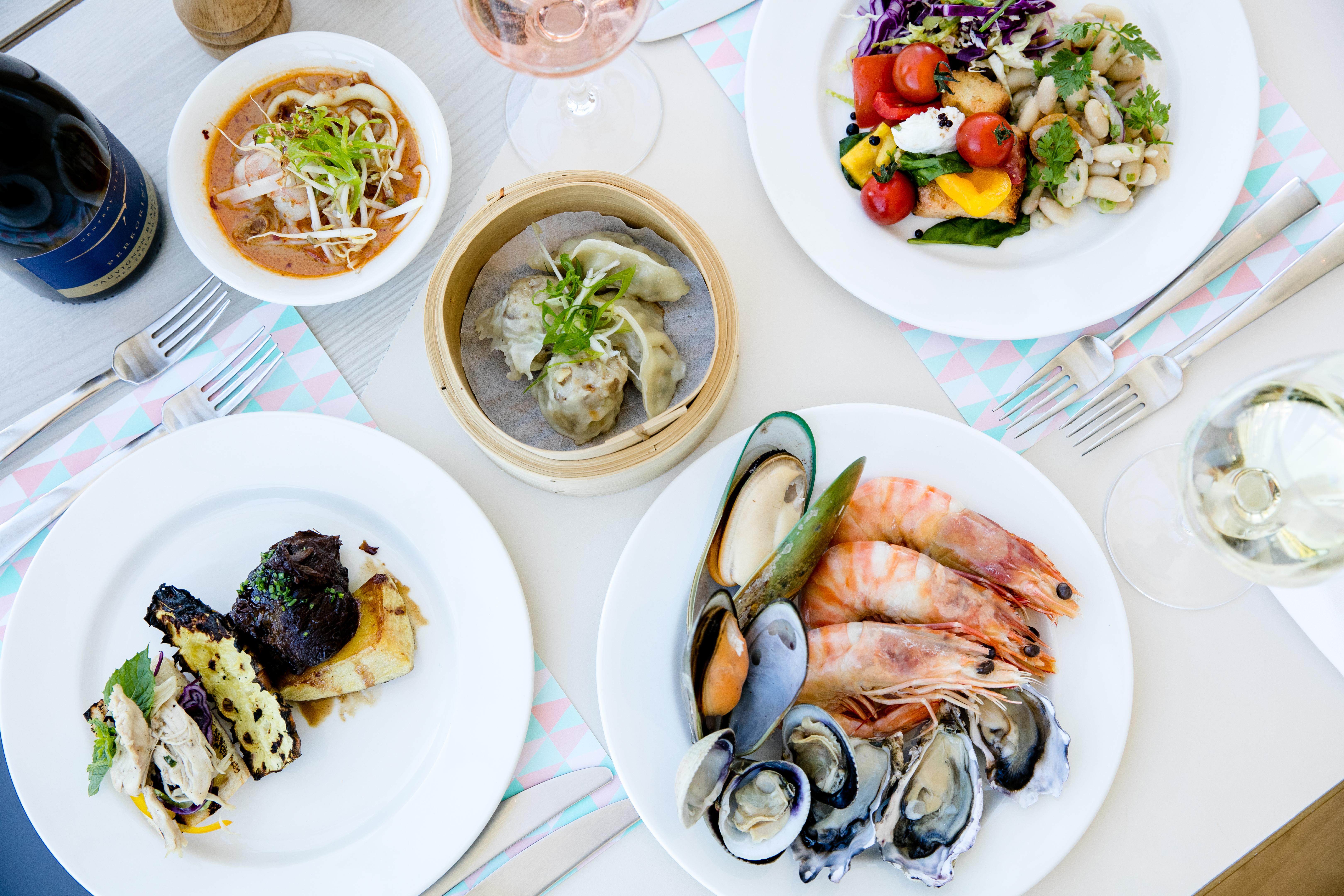 Qt皇后镇酒店 外观 照片 A selection of dishes at the restaurant